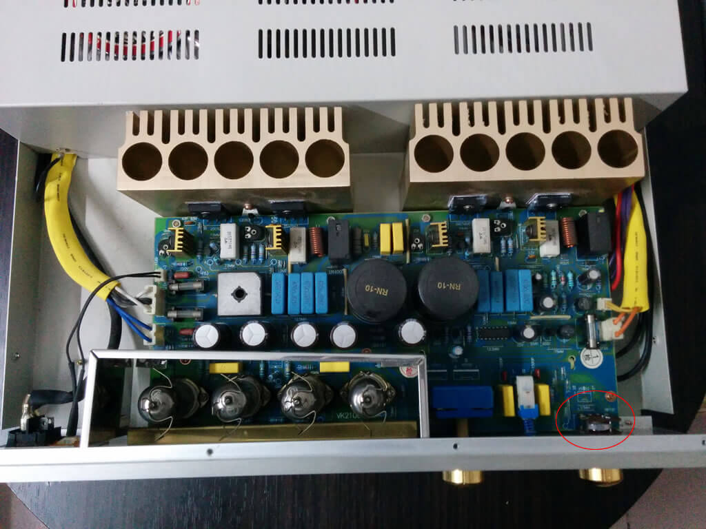 150508-repair-old-amplifier-1